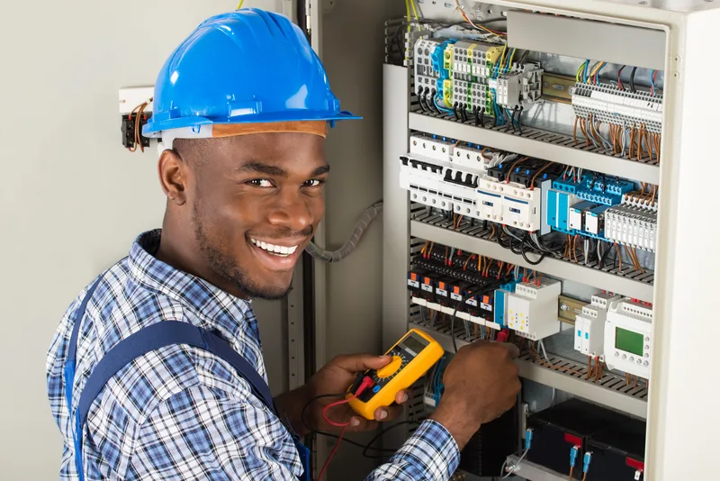Électricien professionnel au travail — Électricien Auxerre, Auxerre